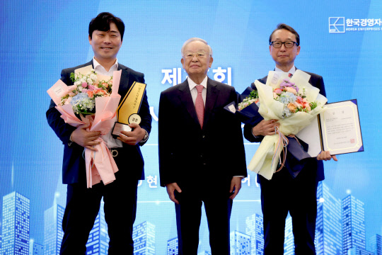 18일 서울 중구 프레스센터에서 개최된 경총 제35회  한국노사협력대상 시상식에서 조영철(오른쪽부터)HD현대인프라코어사장, 손경식 한국경영자총회 회장, 안재선 HD현대인프라코어 대표노조 위원장이 기념촬영을 하고 있다. HD현대 제공
